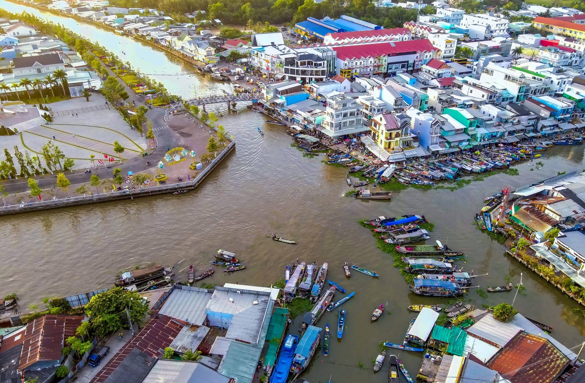 Chợ nổi Ngã Năm